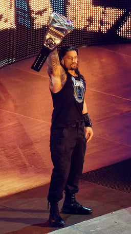 Which college football team did Roman Reigns play for?