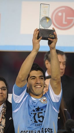 Luis Suárez holds citizenship in which country?