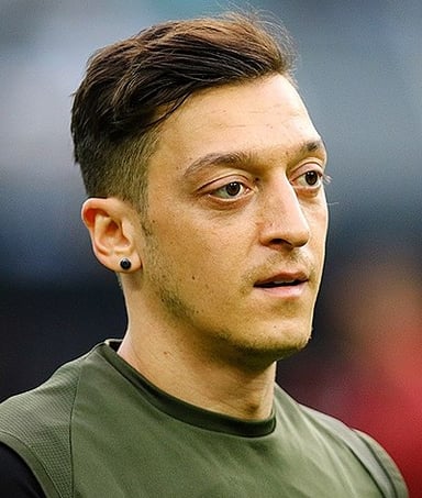 What countries are Mesut Özil a citizen of?