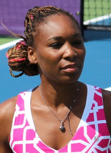 Which hand Venus Williams uses?