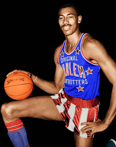In which year was Wilt Chamberlain inducted into the Naismith Memorial Basketball Hall of Fame?