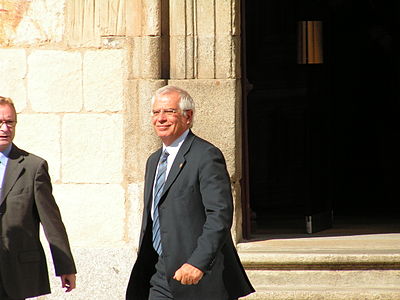 Which Spanish Prime Minister did Borrell work with closely during his political career?