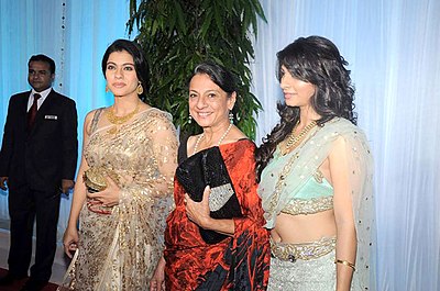 What is the name of Kajol's late aunt, with whom she shares the record for most Best Actress wins at Filmfare Awards?