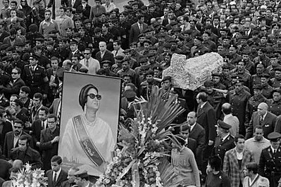 What did Umm Kulthum wear as a trademark during her performances?